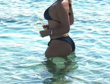 Δείτε ποια γνωστή ηθοποιός που έχει αγγίξει τα 50 κόλασε με το κορμί της στην παραλία! (φωτό)